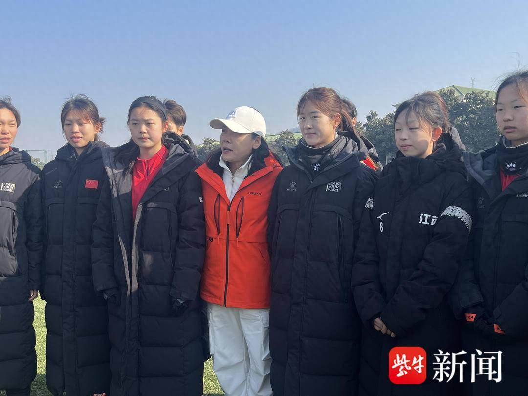 爱游戏体育官方入口-田震南京开唱先探望江苏女足 透露因《铿锵玫瑰》圆了足球梦