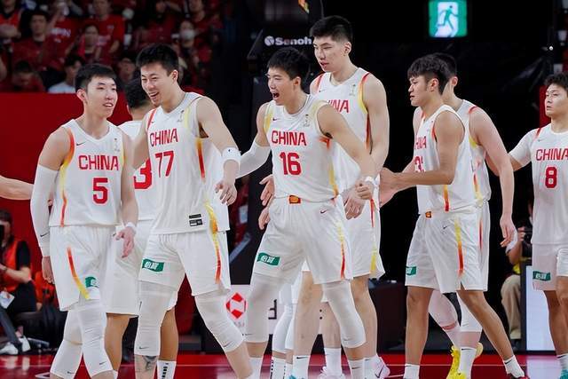 给中国男篮将帅打分：朱俊龙胡金秋满分，郭士强及两大心腹不及格